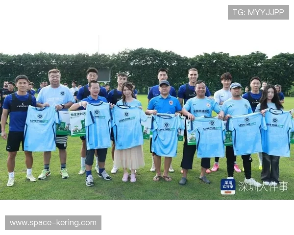 球队开放日吸引万名粉丝,签名会排队长龙绕场