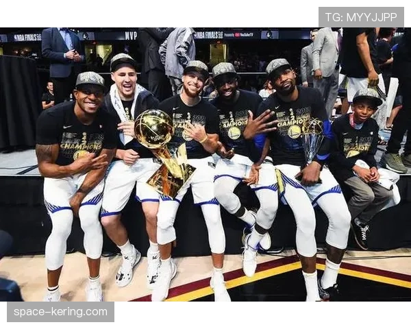 瞬间：斯蒂芬·库里在主场最后一场常规赛后，向球迷挥手致意长达五分钟