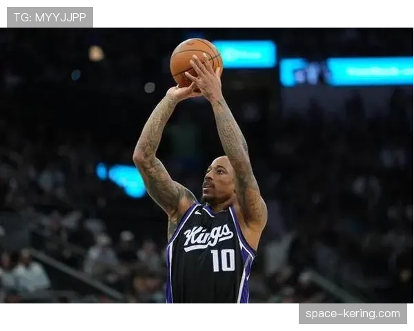 瞬间：莫布利精准切球，破坏德罗赞的低位背身单打